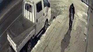 Sokak hayvanlarının mamasını çalan kişi güvenlik kameralarına yakalandı