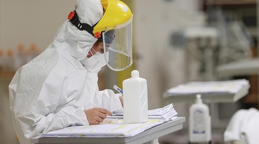 Omicron'la ilgili yeni bilgi: Yüzeylerde kaç gün kalıyor? Prof. Dr. Taşbakan açıkladı