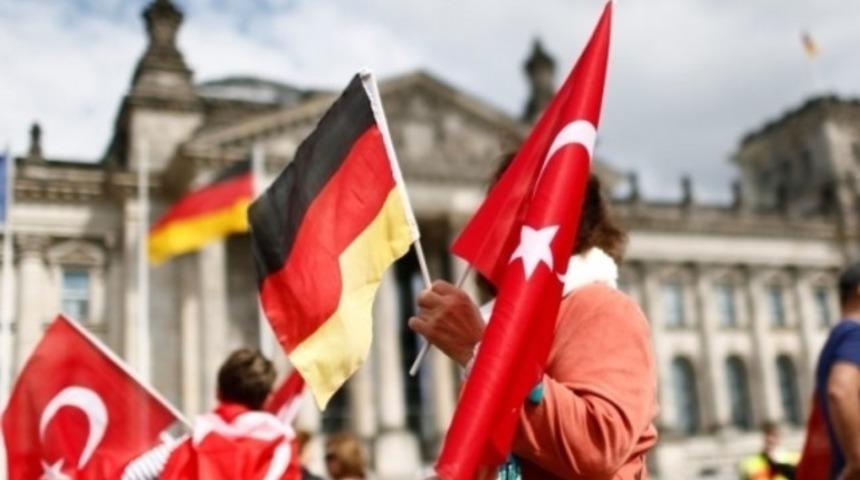 Almanya'daki &ccedil;ifte vatandaşların vatandaşlığı kaldırılabilir