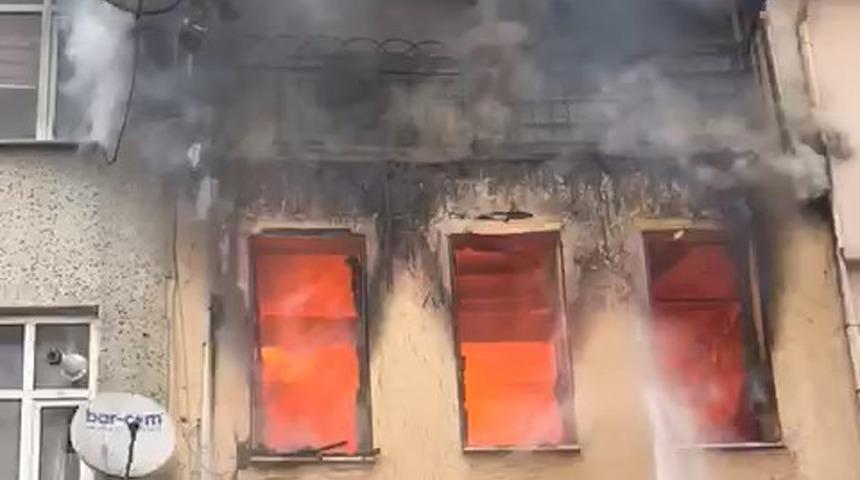 Ortaköy'de korkutan yangın! 3 katlı bina alev aldı