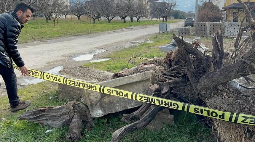 Bursa’da tarihi lahit parçalanmış halde yol kenarında bulundu