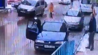 Arabadan inerken neye uğradığını şaşırdı! Kendini içeriye zor attı