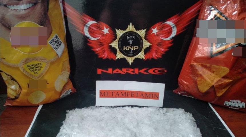 Kars'ta cips paketlerinde uyuşturucu ticareti yapan 2 kişi tutuklandı