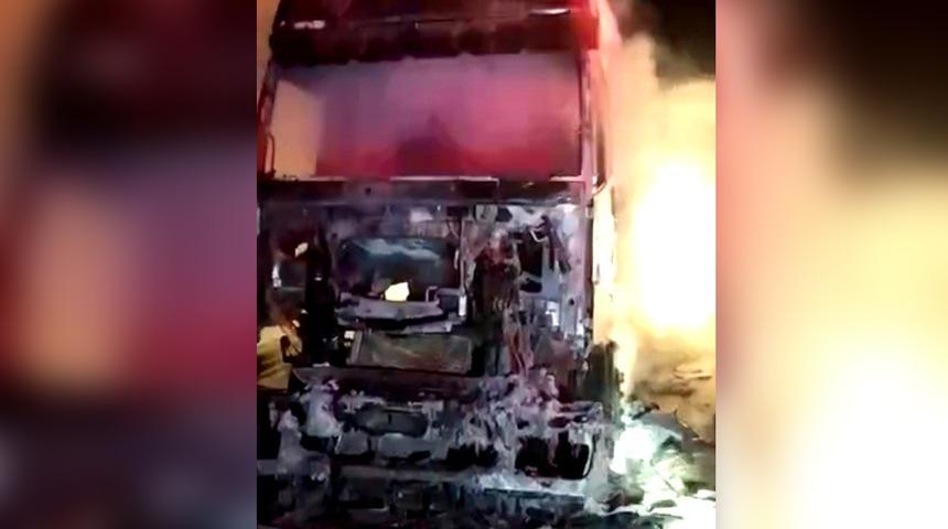 Otoyolda seyir halindeyken alev alev yandı! TIR, demir yığınına döndü