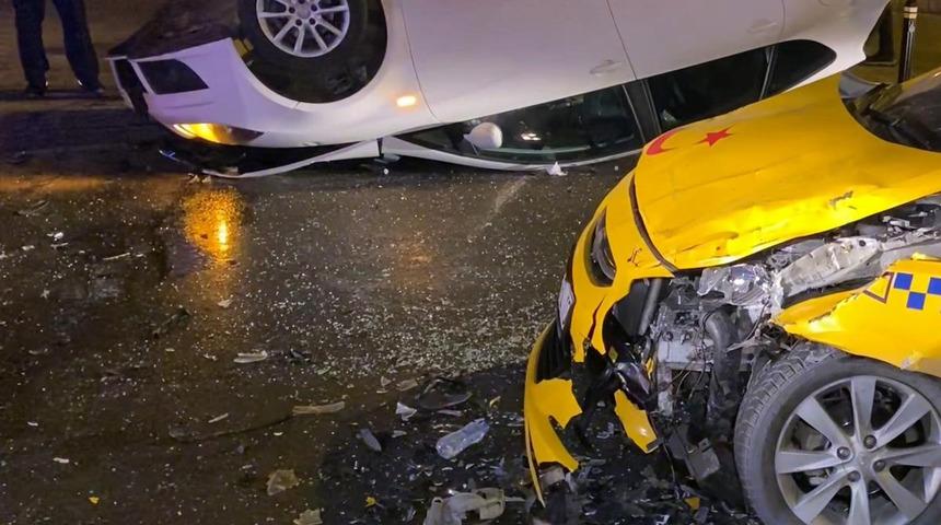 Üsküdar'da feci kaza! Takla atarak karşı şeritten gelen taksiye çarptı