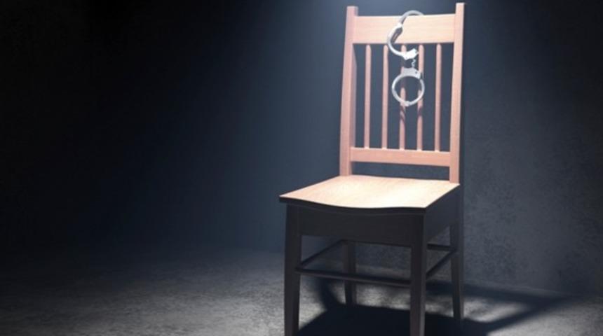 Kocasını sandalyeye bağlayıp tecav&uuml;z ettiler