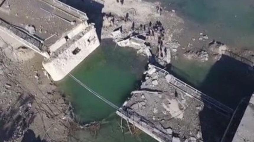 Rakka'da k&ouml;pr&uuml; yıkıldı, Kuzey ve g&uuml;ney ulaşımı koptu