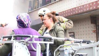 Bağcılar'da korkutan yangın! Apartmanda mahsur kalanları itfaiye ekipleri kurtardı