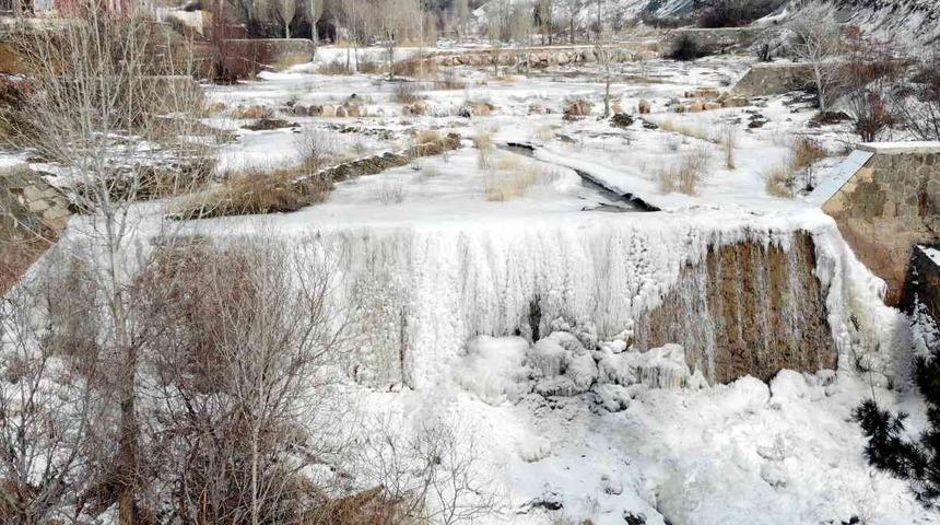 Hava sıcaklığı eksi 29 dereceyi g&ouml;rd&uuml;! Dereler buz tuttu