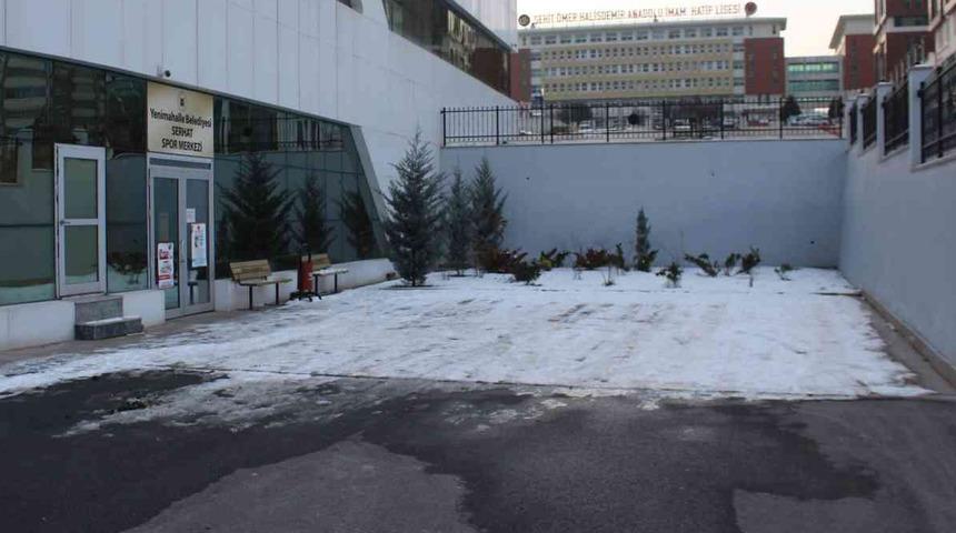 Site sakinleri, y&ouml;netici se&ccedil;imlerinde oy &ccedil;alma iddiasıyla birbirini bı&ccedil;akladı