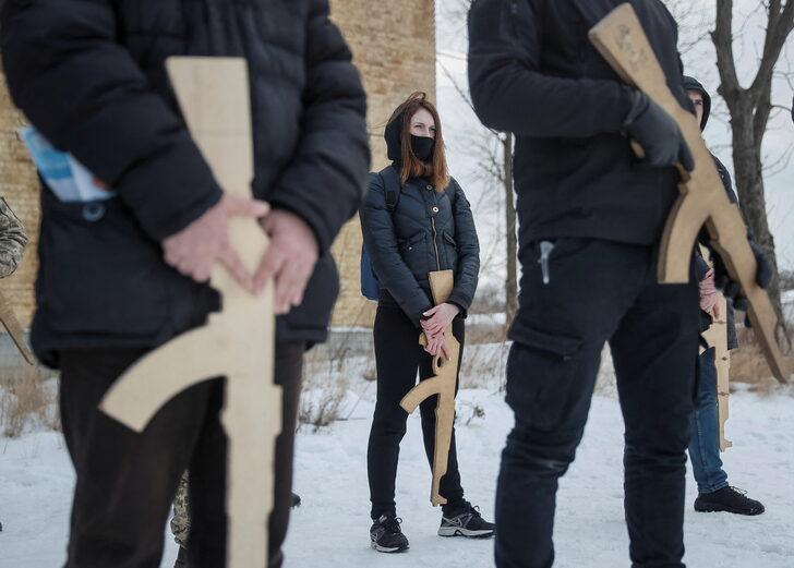 Ukrayna’da savaş korkusu harekete geçirdi! ABD’li askerlerin eğittiği Ukrayna askerleri sivillere silah kullanmayı öğretti G1