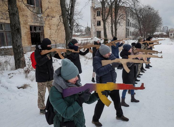 Ukrayna’da savaş korkusu harekete geçirdi! ABD’li askerlerin eğittiği Ukrayna askerleri sivillere silah kullanmayı öğretti G2