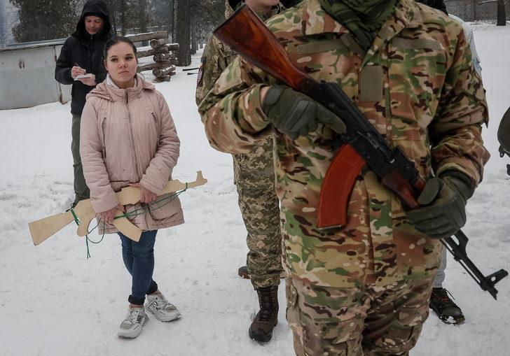 Ukrayna’da savaş korkusu harekete geçirdi! ABD’li askerlerin eğittiği Ukrayna askerleri sivillere silah kullanmayı öğretti G5