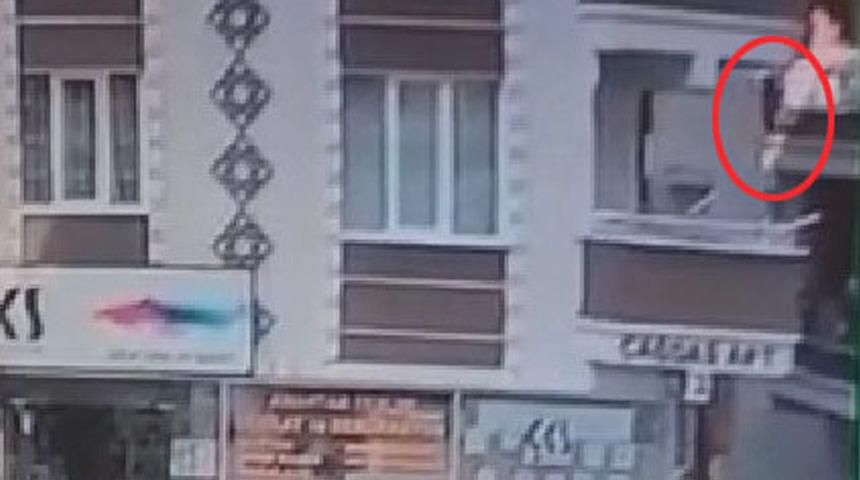 Tadilat yaparken 4'&uuml;nc&uuml; kattan d&uuml;şt&uuml;! O anlar kamerada