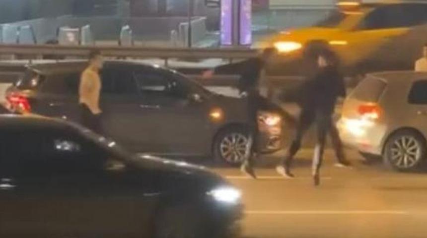 Tekme ve yumruklar havada u&ccedil;uştu! D-100 karayolu ringe d&ouml;nd&uuml;