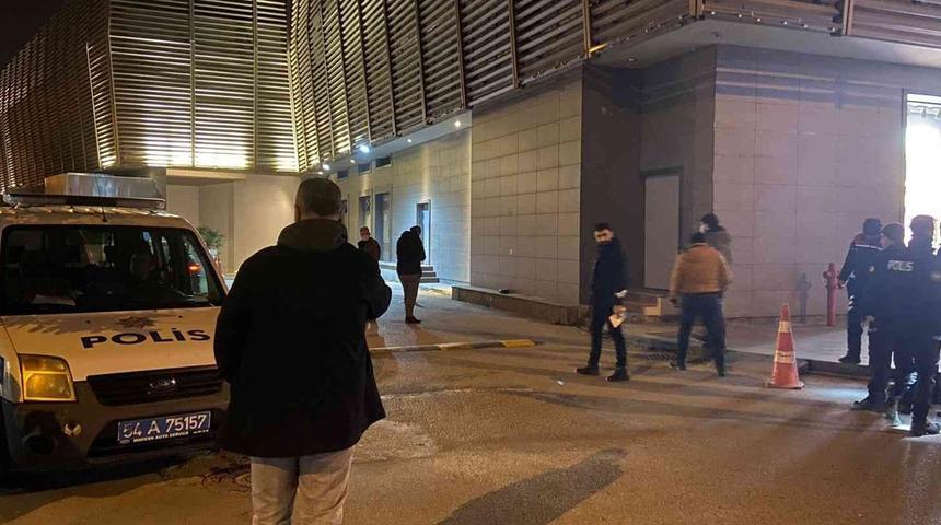 AVM &ouml;n&uuml;nde korku dolu anlar! Tartışma sonrası kurşun yağdırdı