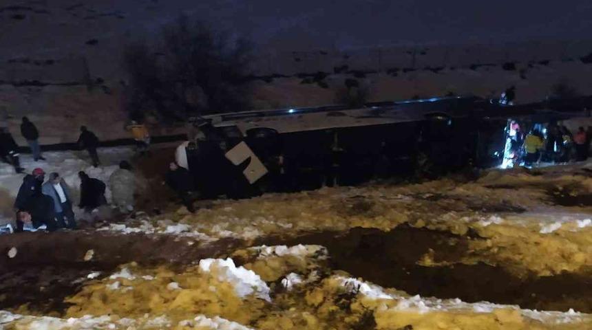 Son dakika! Yolcu otob&uuml;s&uuml; şarampole u&ccedil;tu: 3&rsquo;&uuml; ağır 25 yaralı