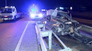 Maltepe'de buzlanma nedeniyle kontrolden çıkan otomobil bariyerlere ok gibi saplandı