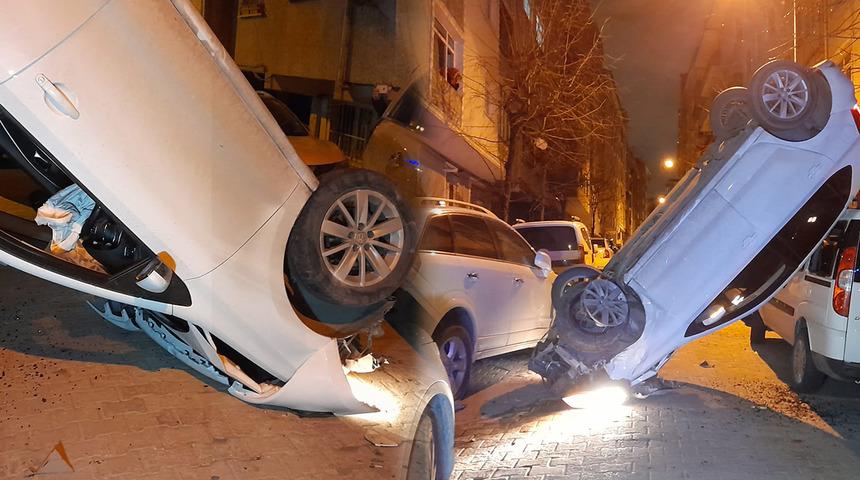 Yer: İstanbul! Park halindeki araçlara çarpan otomobil dik şekilde asılı kaldı 