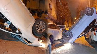 Yer: İstanbul! Park halindeki araçlara çarpan otomobil dik şekilde asılı kaldı 