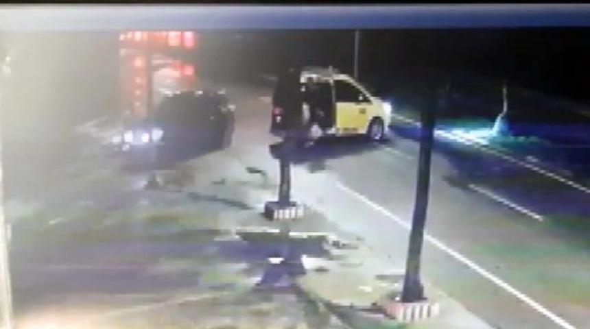 Korku dolu anlar! Trafikte tartıştığı kişinin &ouml;n&uuml;n&uuml; kesip kurşun yağdırdı