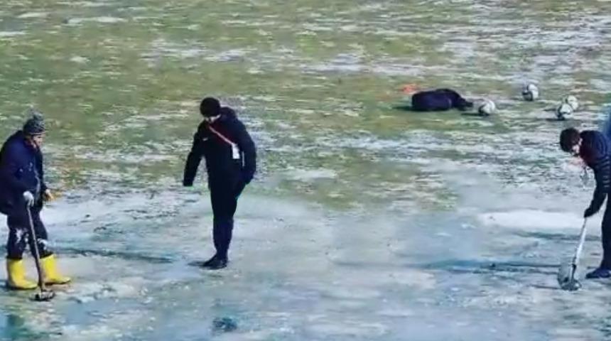 Futbolda böylesi görülmedi! Balyozlar, kürekler... Çim saha değil sanki buz pisti! Hakemden skandal karar