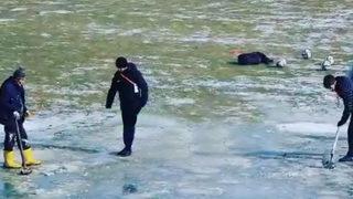 Futbolda böylesi görülmedi! Balyozlar, kürekler... Çim saha değil sanki buz pisti! Hakemden skandal karar