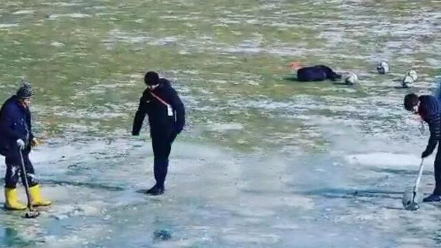 Futbolda böylesi görülmedi! Balyozlar, kürekler... Çim saha değil sanki buz pisti! Hakemden skandal karar