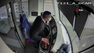 Vatmanın duyarlı davranışı takdir topladı! Raylardaki martıyı görür görmez tramvayı durdurdu