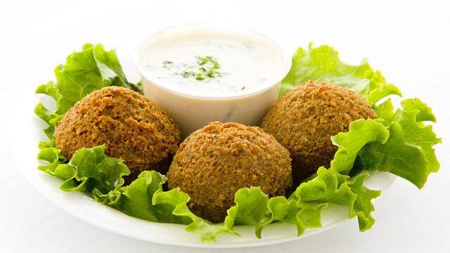 Dünya mutfaklarından farklı yemekler hazırlamayı sevenlere Lübnan'dan çıtır çıtır falafel tarifi