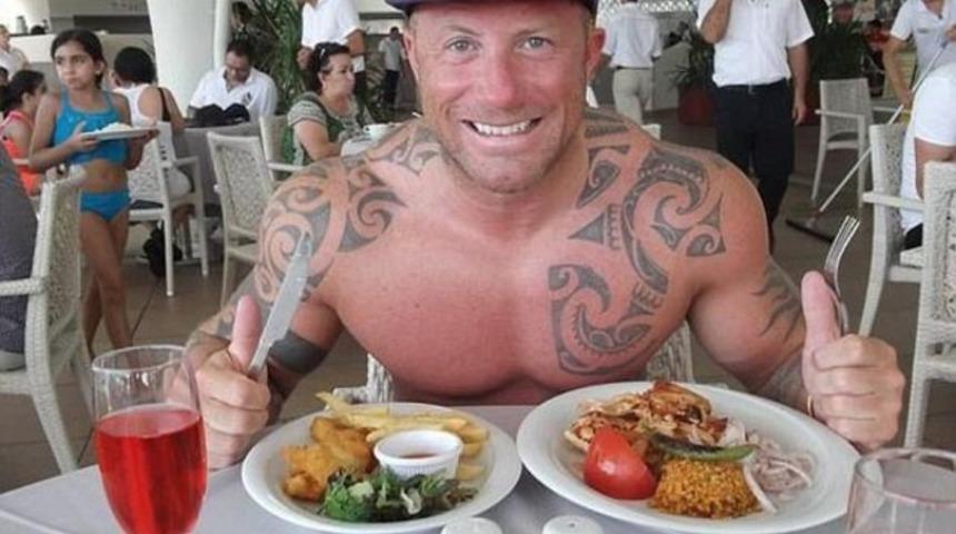 İngiliz turistin 'T&uuml;rkiye'de zehirlendim' yalanı yemek fotoğraflarıyla ortaya &ccedil;ıktı!