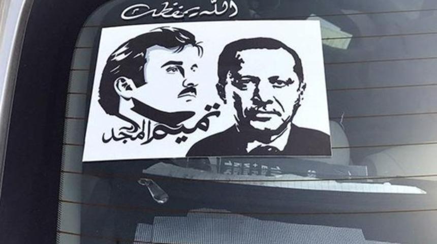 Katar'da Erdoğan posterleri: Neredeyse t&uuml;m arabaların camlarına asılıyor