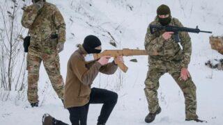 Ukrayna’da savaş korkusu harekete geçirdi! ABD’li askerlerin eğittiği Ukrayna askerleri sivillere silah kullanmayı öğretti