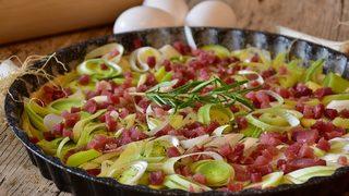 Çay saatlerinde ve kabul günlerinizde yepyeni bir tat deneyin: Pırasalı kiş tarifi