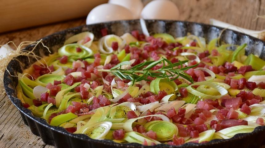 Çay saatlerinde ve kabul günlerinizde yepyeni bir tat deneyin: Pırasalı kiş tarifi