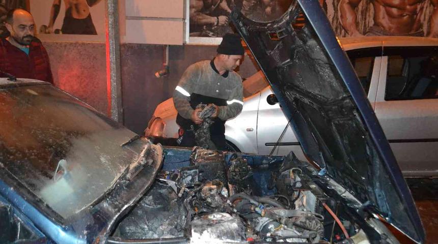 Yanan aracının karşısında üzüntüsünü bu sözlerle dile getirdi! "Garibin bir arabası vardı..."