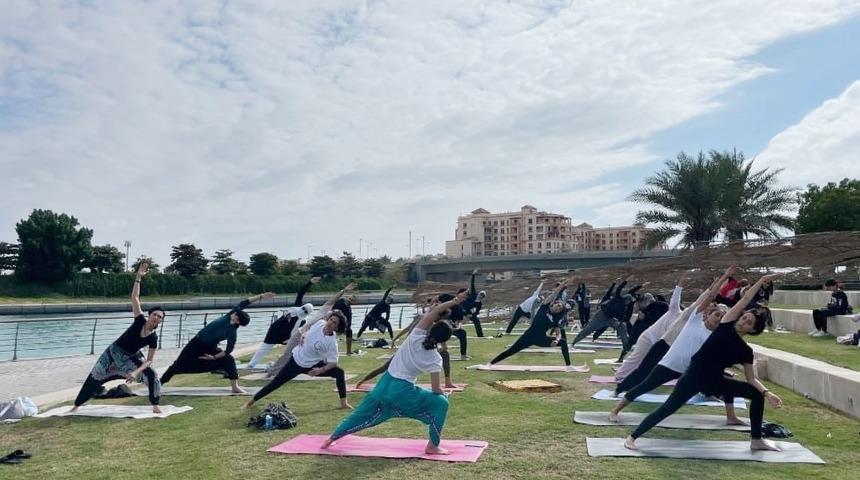Suudi Arabistan'da bir ilk daha! Kadınlar ve erkekler birlikte toplu yoga yaptı
