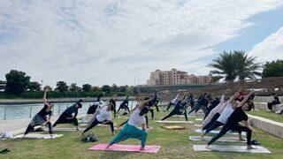 Suudi Arabistan'da bir ilk daha! Kadınlar ve erkekler birlikte toplu yoga yaptı