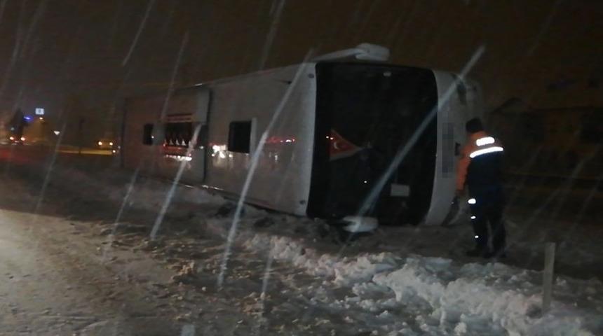 Son dakika! Tokat’ta yolcu otobüsü şarampole devrildi: Çok sayıda yaralı var