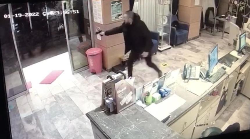 Beyoğlu'nda otelde silahlı çatışma! 'Kız arkadaşıma baktın' dedi, kurşun yağdırdı