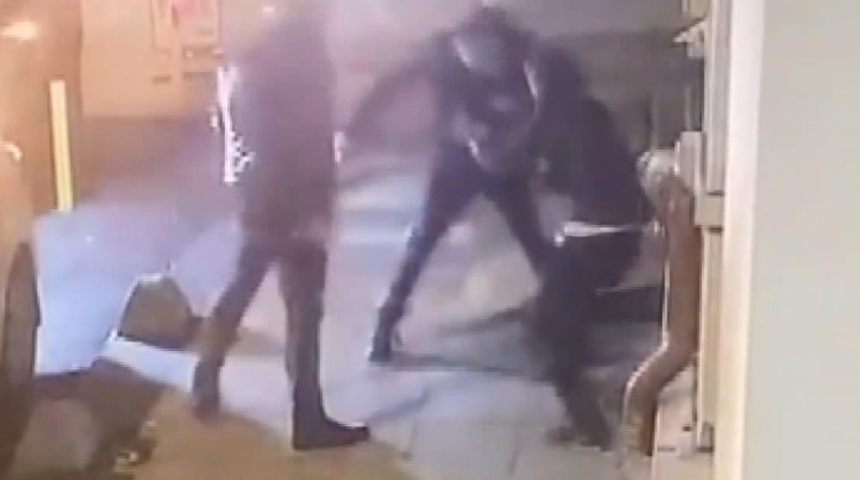 Şişli'de korkun&ccedil; cinayet! Dehşet anları kamerada... Elindeki bı&ccedil;ağı rastgele b&ouml;yle savurdu