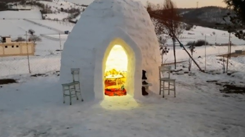 Burası Alaska değil! Eskimo evinde sıra gecesi yapıyorlar