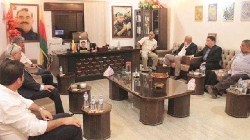 Kamışlı'da skandal &Ouml;calan fotoğrafı: Oturup petrol kaynaklarını b&ouml;l&uuml;şt&uuml;ler