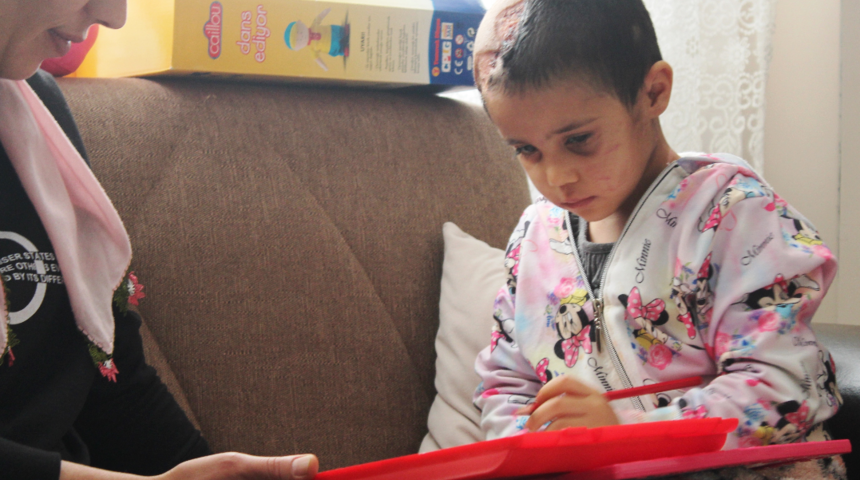 Pitbull saldırısına uğrayan Asiye Ateş eve döndü! İlk kez görüntülendi