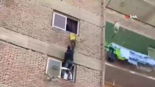 Ölümle burun buruna! Düşmek üzere olan çocuğu son anda kurtardı