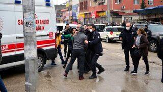 Adana'da eşiyle tartışınca evi yaktı, çiftin yakınları birbirlerine saldırdı