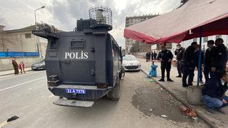 Diyarbakır'da işportacıdan zabıtalara bıçaklı saldırı!