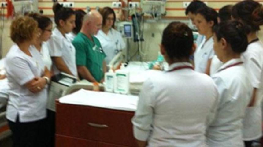 Ameliyat masasında saygı duruşu