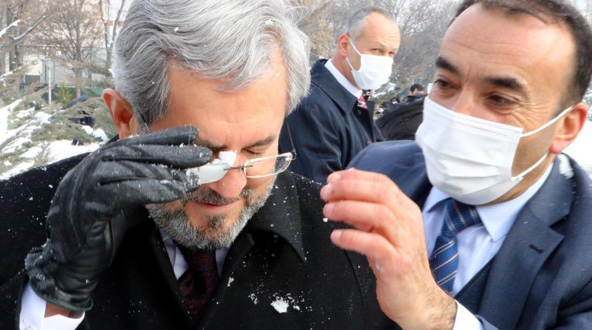 Öğrenciler rektörü kar topuna tuttu! "Savaşı kaybettim"