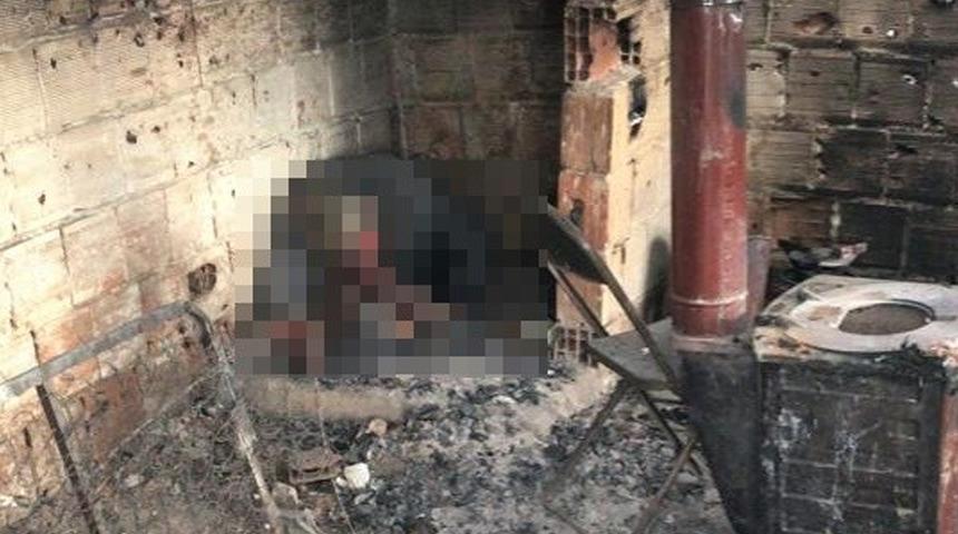 Yemek g&ouml;t&uuml;ren g&ouml;revliler fark etti! Yaşlı adam barakanın i&ccedil;inde yanarak hayatını kaybetti